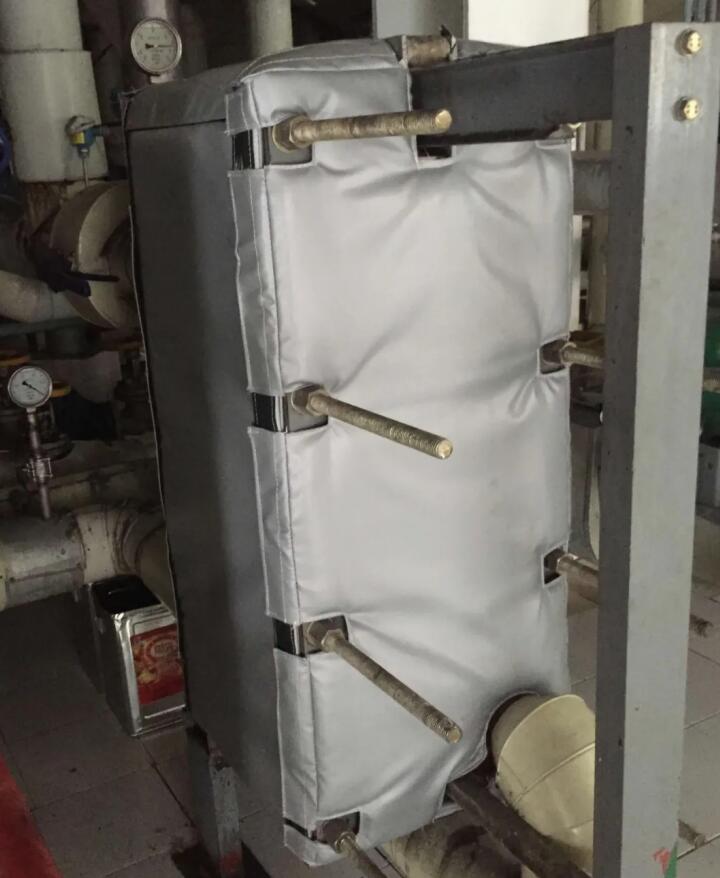 板式<a href=http://m.jsyhl.cn/e/tags/?tagname=%E6%8D%A2%E7%83%AD%E5%99%A8%E4%BF%9D%E6%B8%A9 target=_blank class=infotextkey>換熱器保溫</a>套